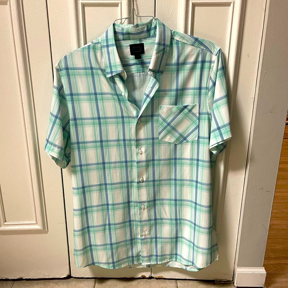 Short sleeve button down shirt. With spandex. Size Large. 94% Poly 6% Spandex.